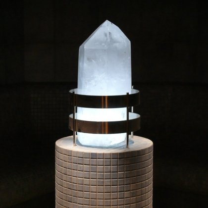 Zbliżenie na rozświetlony kryształ stanowiący centralny punkt sauny parowej krystalicznej. 