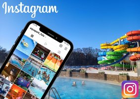 Link kierujący do oficjalnego profilu Aquaparku FALA na Instagramie - na tle zjeżdżalni i basenu wypływowego widać telefon z otwartym na nim Instagramem Aquaparku. 