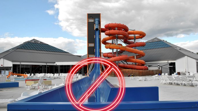Niebieska zjeżdżalnia Kamikaze, w tle MegaZjeżdżalnie pomarańczowa i czerwone oraz hale basenowe w kształcie piramid. Przy hamowni graficzny czerwony neon zakazu wejścia. 