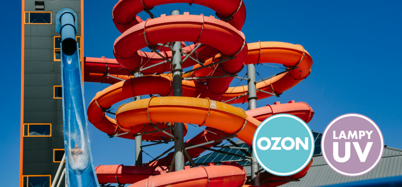 Wieża zjeżdżalni z niebieską zjeżdżalnią Kamikaze i czerwoną oraz pomarańczową MegaZjeżdżalniami. Po prawej stronie ikony informacyjne: ozon i lampy UV.