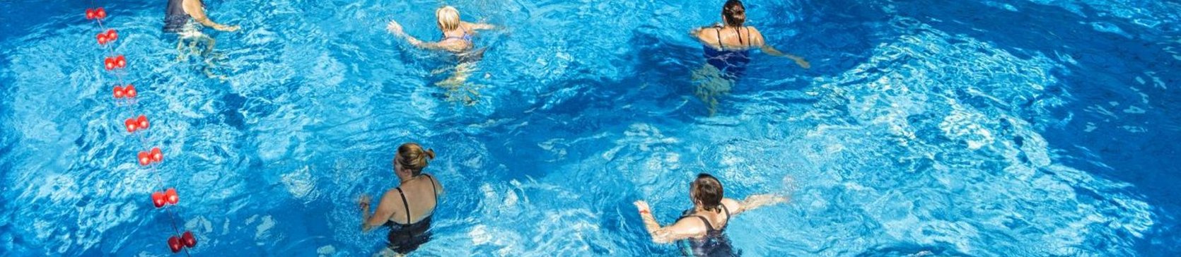 Wewnętrzny basen z falą - w głębszej części prowadzone są zajęcia aqua aerobiku.