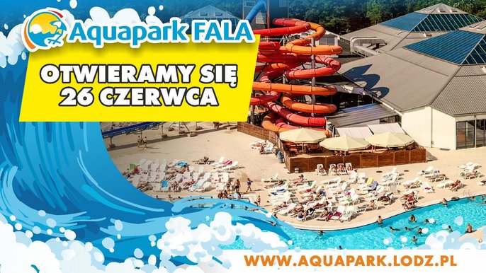 Aquapark FALA otwieramy 26 czerwca. W tle teren zewnętrzny Strefy Basenowej z całorocznym basenem wypływowym oraz pomarańczową i czerwoną MegaZjeżdżalniami. 