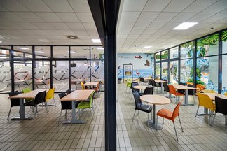 Dwie części Baru Mokrego przedzielone drzwiami automatycznymi. Po lewo mniejsza sala otoczona szklanymi ścianami, po prawo część wspólna z dekoracjami utrzymanymi w pirackim klimacie.