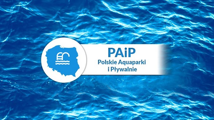 Logotyp Stowarzyszenia Polskie Aquaparki i Pływalnie. Niebieska mapa konturowa Polski na białym tle, wewnątrz mapy biała drabinka basenowa. 