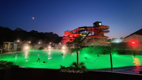 Nocne zdjęcie basenu wypływowego.