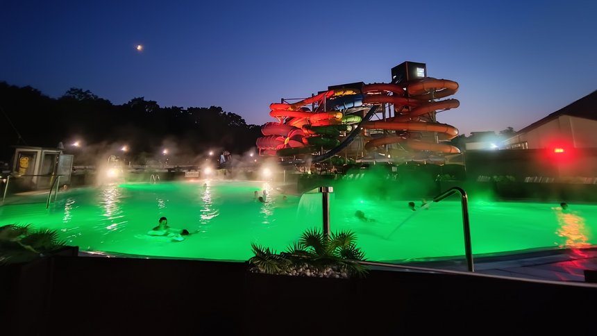 Nocne zdjęcie basenu wypływowego.