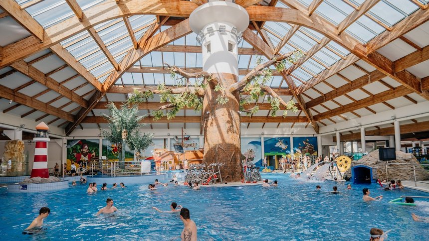 Hala basenowa Aquaparku.