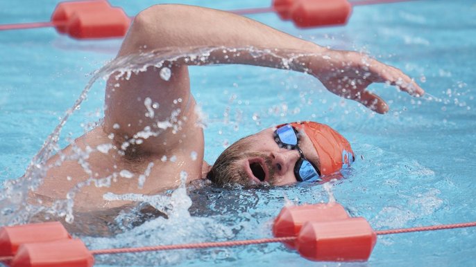  - Zdjęcie pływaka w basenie sportowym.