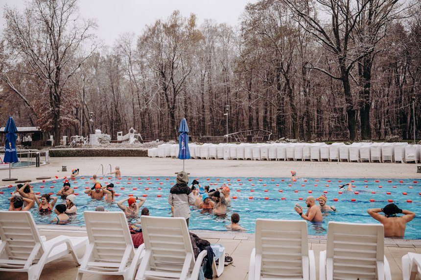 Zewnętrzny basen sportowy.