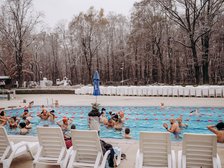 Zewnętrzny basen sportowy.