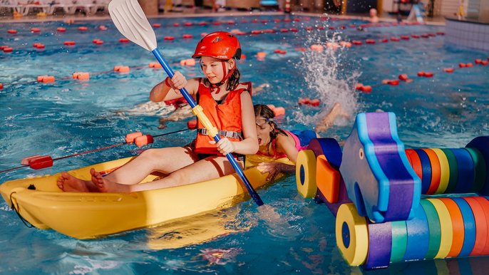  - Dziewczynka na kajaku w basenie