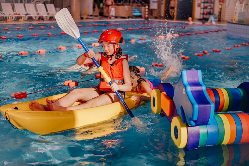 Dziewczynka na kajaku w basenie