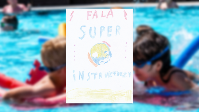 Na pierwszym planie laurka z napisem: FALA SUPER INSTRUKTORZY i logiem Aquaparku. W tle rozmyte zdjęcie dzieci z akcesoriami pływackimi w basenie zewnętrznym. 