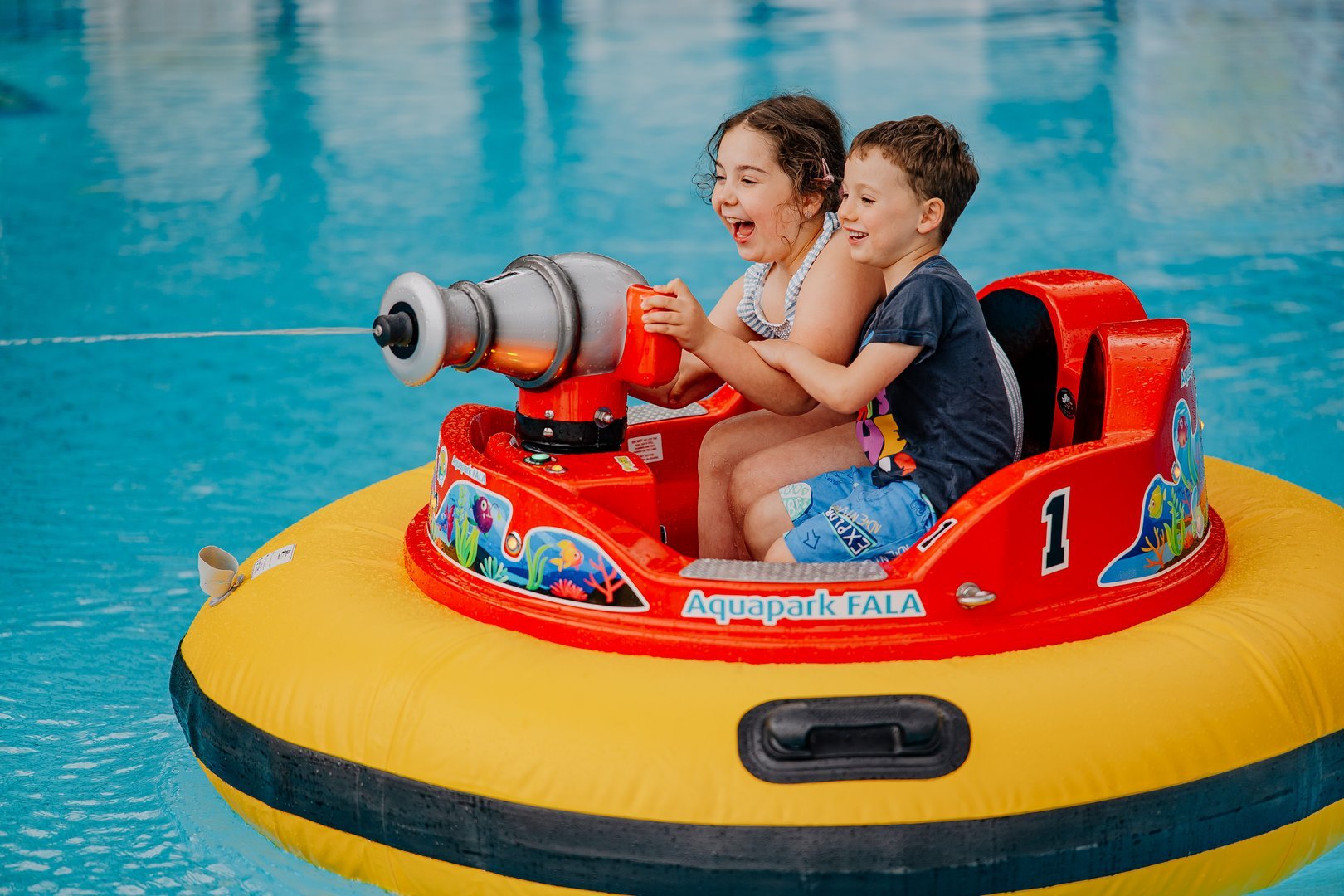 Zdjęcie dzieci na pontonach Aqua Battle