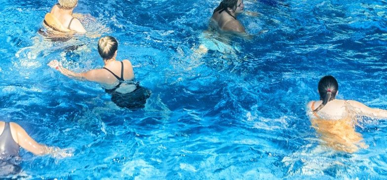 Grupa kobiet podczas ćwiczeń w wodzie.