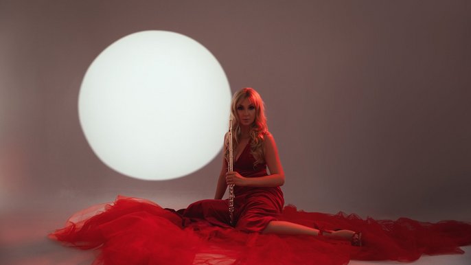  - Zdjęcie kobiety w czerwonej sukience. 