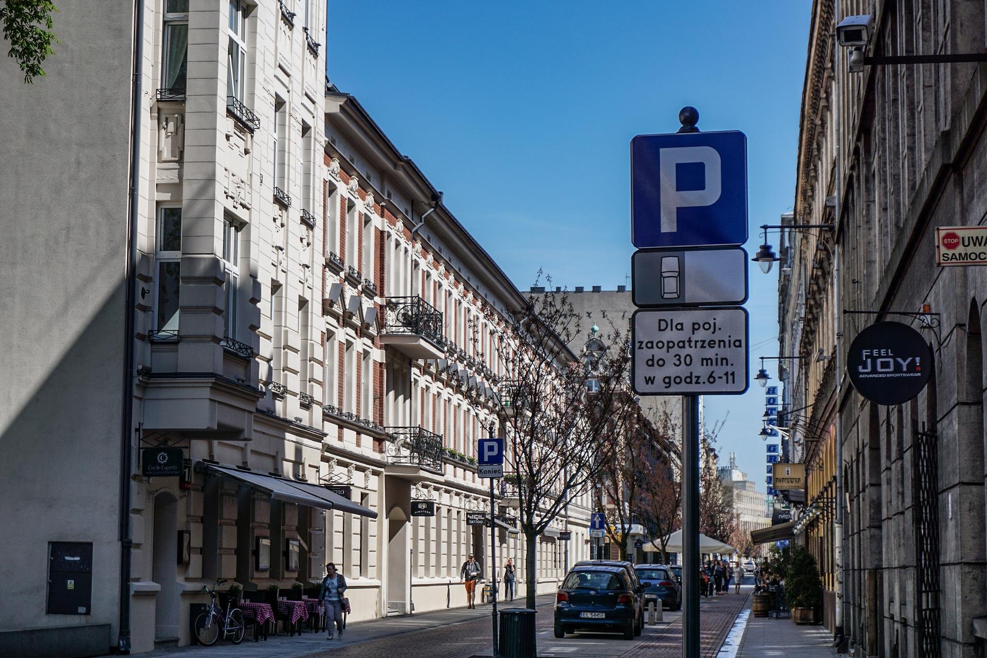 Zakaz parkowania na ul. 6 Sierpnia. Zaczęła obowiązywać nowa organizacja ruchu , fot. Grzegorz Sikora / UMŁ