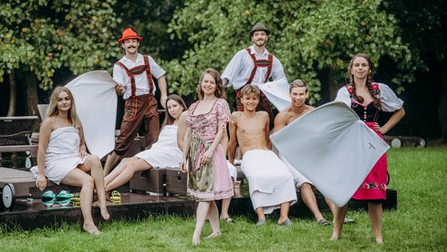 Grupa osób pozująca na terenie zewnętrznym strefy saun